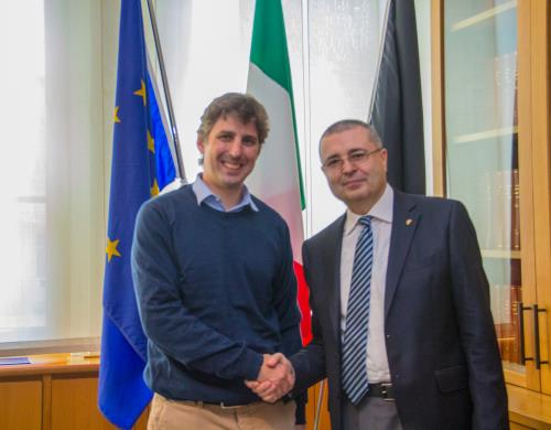 Stretta di mano tra il sindaco di Courmayeur e il Difensore civico regionale.