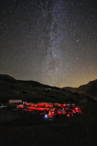 La Via Lattea sopra lArea Leyssé di Lignan, colma di partecipanti allo Star Party, autore Paolo Demaria.