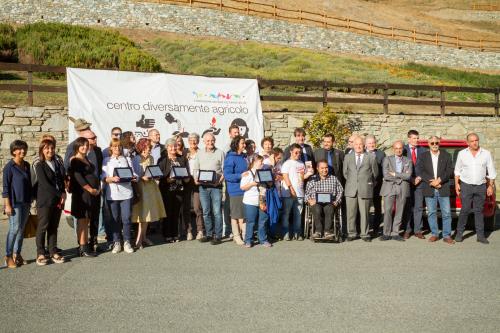 Foto di gruppo con tutte le associazioni premiate 