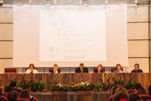 Da sin. D. Sarteur, Responsabile Liceo classico, artistico e musicale di Aosta, M. Vasinova, Presidente del Centro europeo di bioetica e qualità della vita, A. Fosson, Presidente del Consiglio regionale, P. Scaglia, Segretario generale del Centro europeo di bioetica e qualità della vita-UNESCO chair in bioethics italian unit e dirigente regionale dell'Assessorato regionale della sanità, salute, politiche sociali e formazione, G. Nuti, docente all'Università della Valle d'Aosta e UNESCO Chair in Bioethics Italian Unit expert e E. Marchese, Presidente dell'Associazione Valdostana Paraplegici e della DISVAL