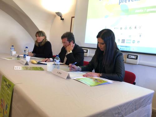 Da sinistra l'Assessore all'istruzione, università, ricerca e politiche giovanili, Chantal Certan, l'Assessore alla sanità, salute e politiche sociali, Mauro Baccega e la Presidente del Consiglio regionale, Emily Rini.