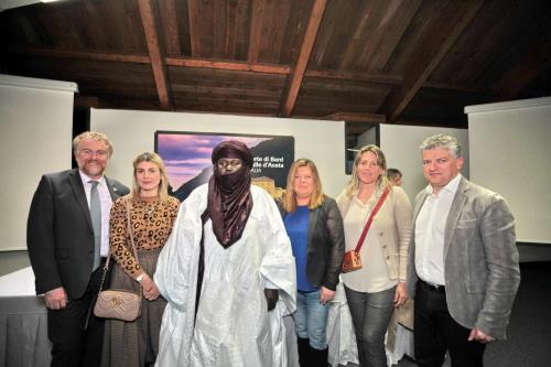 Foto di gruppo con le autorità (da sinistra i Consiglieri regionali Vesan L. e Nasso M., il relatore Oumarou, il Sindaco di Bard, Jacquemet  D., gli assessori regionali Certan C. e Bertschy L.)