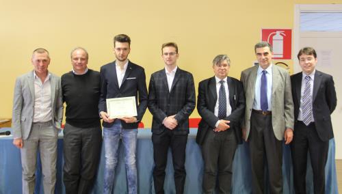 Da sinistra il Dirigente scolastico Franz Fazari, il  Direttore del Dipartimento di scienze economiche e politiche dell'Università della Valle d'Aosta Marco Alderighi, Anxhelo Shatku, il Vicepresidente del Consiglio Valle Joël Farcoz, i professori del corso di laurea in scienze politiche e delle relazioni internazionali dell'Università della Valle d'Aosta Paolo Gheda, Ermanno Vitale  e Dario Elia Tosi 