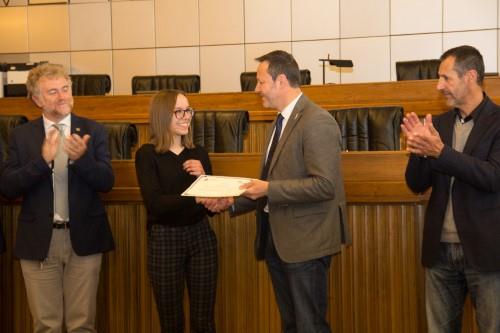 Il momento della consegna della borsa di studio da parte del Vicepresidente del Consiglio, Luca Distort, con i Consiglieri Segretari Luigi Vesan e Claudio Restano