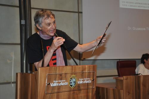 Modera la conferenza  Bruno Cavallaro, infermiere professionale del Dipartimento salute mentale di Aosta