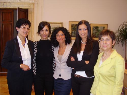 Da sinistra: Rachida Adlani (Segretaria della Consulta), Mara Carfagna (Ministro per le pari opportunità), Rosaria Castronovo (Vice Presidente della Consulta), Emily RIni (Consigliera regionale e componente della Consulta) e Luciana Blanc Perotto (Presidente della Consulta)