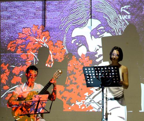 Musica e parole durante la serata conclusiva del progetto