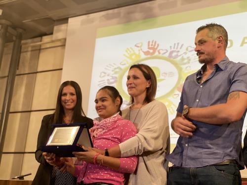 La Presidente del Consiglio regionale Emily Rini con i rappresentanti dell'Associazione vincitrice "La petite ferme du bonheur"