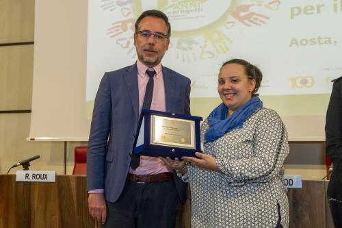 Premio assegnato all'organizzazione di volontariato MIA - Memoria Impegno Azione per il progetto "I diversi linguaggi della memoria per l'impegno", consegna a Letizia Trombin il Consigliere Segretario del Consiglio regionale, Jean-Claude Daudry