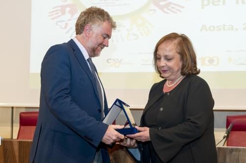 Premio assegnato all'Associazione di promozione sociale ANED - Associazione nazionale emodializzati, dialisi e trapianto di Aosta per il progetto "Prevenzione delle malattie renali ai diversi stadi e post trapianto", consegnato dal Consigliere Segretario del consiglio regionale, Luigi Vesan, a Fabiola Tromboni