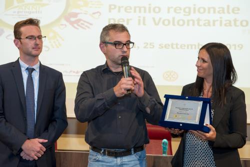 Premio assegnato all'associazione La Casa di Sabbia per il progetto "Un po' di vita - momenti di serenità per i genitori e di svago per i fratelli", consegnato dalla Presidente del Consiglio Emily Rini e dal Vicepresidente del Consiglio, Joël Farcoz