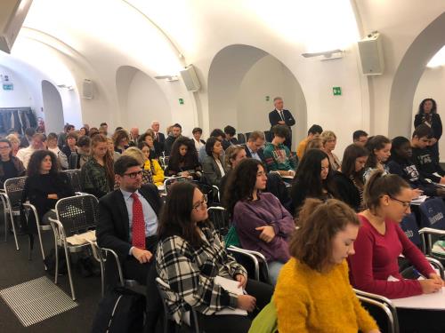 Il pubblico nella sala del Forte di Bard