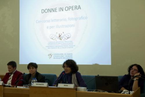 Introduzione alla premiazione. Da sinistra: la Consigliera Patrizia Morelli, la Presidente della Consulta Luciana Blanc Perotto, la giornalista Silvia Neonato (madrina del concorso) e la consultrice Viviana Rosi