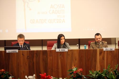 Il tavolo dei relatori: da sinistra l'autore  Alessandro Liviero, la Presidente del Consiglio regionale Emily Rini e il Tenente Colonnello Luigi Giai, Capo Ufficio Affari Territoriali e Presidiari del Comando Militare Esercito Valle dAosta