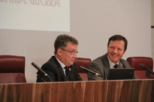 L'incontro tra gli studenti valdostani e l'autore durante la mattinata, con la presentazione del Vicepresidente del Consiglio regionale, Luca Distort