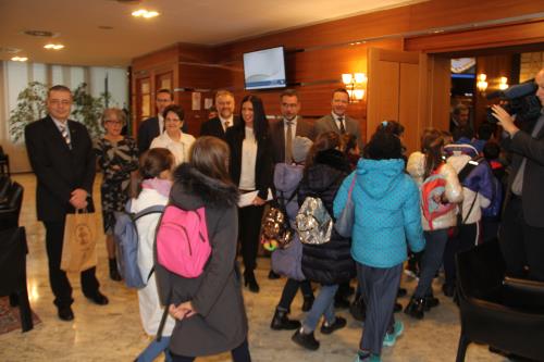 Gli alunni vengono accolti nell'atrio del Consiglio