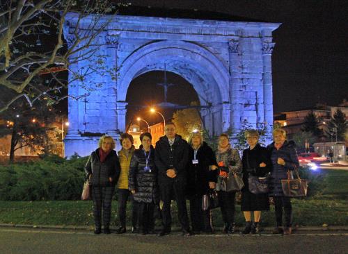 L'Arco d'Augusto illuminato di blu nell'ambito dell'iniziativa internazionale «go blue» che colora monumenti in tutto il mondo.