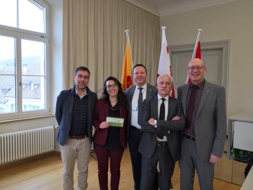 La delegazione valdostana composta dal Vicepresidente del Consiglio Luca Distort e i Consiglieri Jean-Claude Daudry, Diego Lucianaz e Daria Pulz con il Presidente del Parlamento del Canton Jura, Gabriel Voirol .