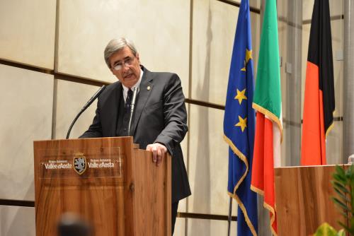 Il Presidente della Regione, Antonio Fosson, introduce la cerimonia.