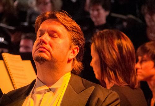Il baritono Federico Longhi. Dietro di lui, la pianista Viviana Zanardo