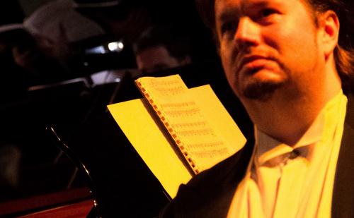 Lo spartito. In primo piano, Federico Longhi