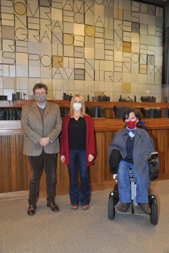 Il Vicepresidente del Consiglio Valle Aurelio Marguerettaz, la vincitrice del premio Erika Centomo e il Presidente del Consiglio regionale Alberto Bertin