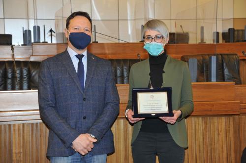 Il Consigliere segretario del Consiglio Valle Luca Distort e la vincitrice del premio Romaine Pernettaz