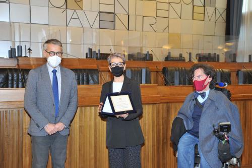 Il Vicepresidente del Consiglio Valle Paolo Sammaritani, la vincitrice del premio Dilva Rollandin e il Presidente del Consiglio Alberto Bertin