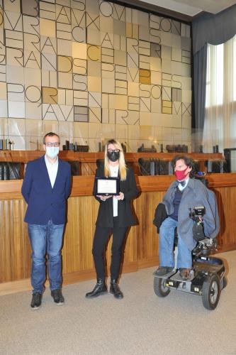 Il Consigliere Segretario del Consiglio Valle Corrado Jordan, la vincitrice del premio Carolina Zimara e il Presidente del Consiglio Alberto Bertin