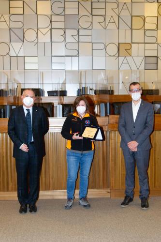 Enrico Detragiache, Presidente del Lions Club Aosta Host, Sandra Bagatella, Presidente dell'Associazione Volontari del soccorso di Donnas, e il Consigliere segretario Corrado Jordan 