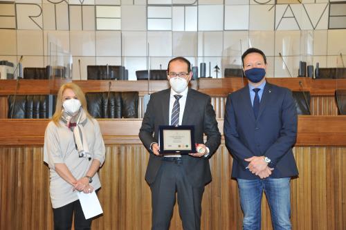 La Presidente del Lions Club Aosta Mont-Blanc, Giorgia Baratta, il Presidente dell'associazione nazionale genitori soggetti autistici Valle d'Aosta, Christian Varone, e il Consigliere segretario Luca Distort