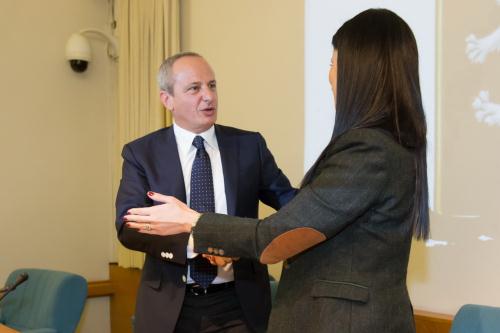 Stretta di mano tra i Presidenti Mario Pietracupa e Emily Rini