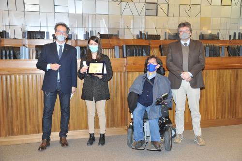 Al centro Elodie Borney volontaria dell'Associazione Antenne handicap VdA onlus e referente del progetto premiato con il Presidente del Consiglio Alberto Bertin, a destra il Vicepresidente Aurelio Marguerettaz e a sinistra il Presidente Rotary Club Courmayeur Valdigne, Edgardo Campane 