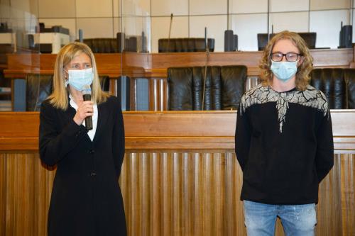 La Presidente della sezione locale di Intercultura, Mara Ciardi, con il vincitore Jacopo Agazzini