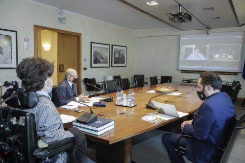Incontro tra i Presidenti della Regione, Erik Lavevaz (collegato in videoconferenza), del Consiglio Valle, Alberto Bertin, di Avviso Pubblico  Roberto Montà con il responsabile del Dipartimento formazione, Francesco Vignola
