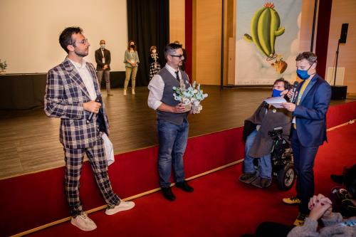 La premiazione con il Presidente del Consiglio Valle, Alberto Bertin