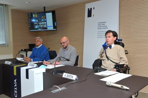 L'Assessore all'istruzione Luciano Caveri, il responsabile del progetto per il Celva, Ronny Borbey, e il Presidente del Consiglio Valle, Alberto Bertin