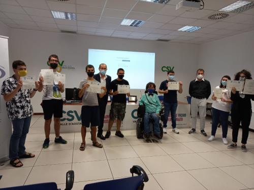 I partecipanti al progetto con il Presidente del Consiglio Valle, Alberto Bertin