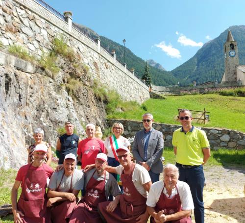 Gli artigiani con il Sindaco di Oyace, Stefania Clos, il Vicepresidente del Consiglio Valle, Paolo Sammaritani e il Consigliere Segretario, Corrado Jordan 