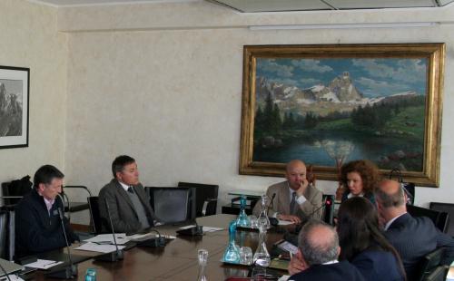Il Presidente della Chambre Nicola Rosset (capotavola) accompagnato dai componenti della Giunta camerale Silvana Perucca (alla sua sinistra) e Roberto Sapia (alla sua destra)