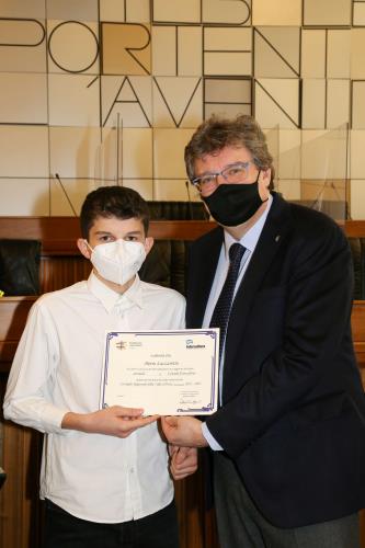 Il vincitore della borsa di studio Pietro Lazzarotto con il Vicepresidente del Consiglio Valle Aurelio Marguerettaz