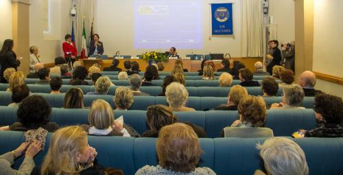 La Presidente fondatrice del Soroptimist Club della Valle d'Aosta, Ester Bianchi Trasino, durante il suo intervento
