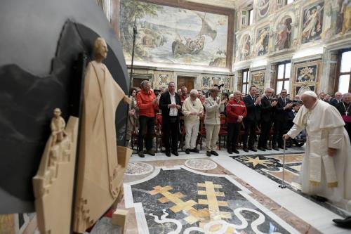 I Presidenti Bertin e Testolin hanno consegnato in dono al Pontefice una statua in legno e ferro, raffigurante San Bernardo, realizzata dall'artista valdostano Peter Trojer