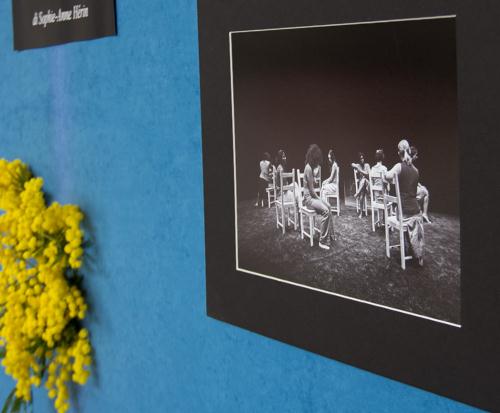 Il primo dei trentacinque scatti protagonisti della mostra che documenta l'attività del coro "Sur le chemin des femmes"