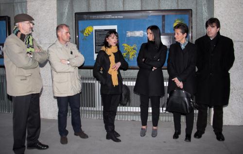 La fotografa Sophie-Anne Hérin (al centro) durante l'inaugurazione