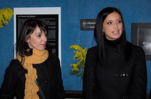 Il Presidente del Consiglio Emily Rini insieme all'artista valdostana che ha curato la mostra