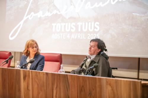 Il Presidente del Consiglio Valle, Alberto Bertin e la moderatrice dell'incontro, Alessandra Ferraro, giornalista e direttore di Rai Isoradio