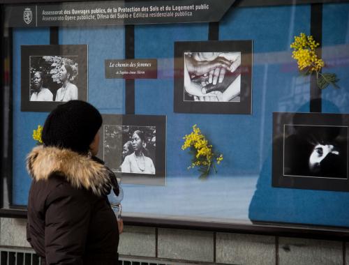 Uno sguardo sulla mostra allestita sotto i portici di Palazzo regionale