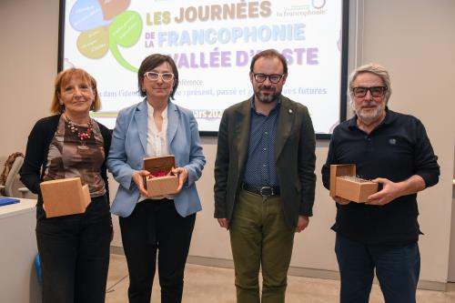 Stefano Aggravi avec les invités à la conférence