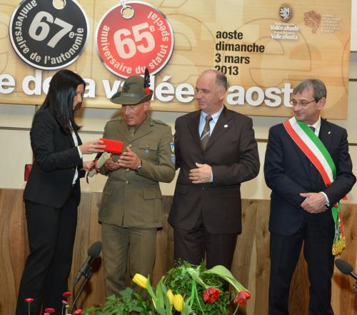 Consegna dell'onorificenza di Chevalier de l'Autonomie all'alpinista di fama internazionale Abele Blanc